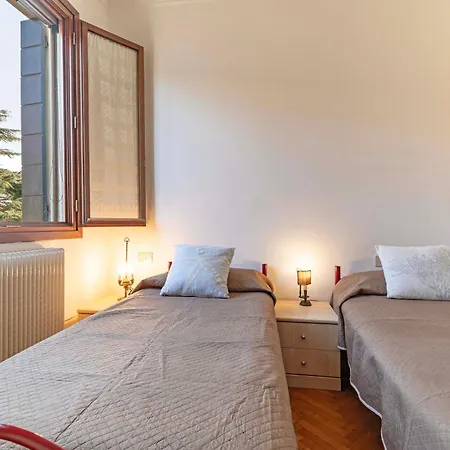 Casa Del Sole Venice Lido Sleep Up To 6, 2 Bathrooms,1 Minute From The Lägenhet Venedig-Lido