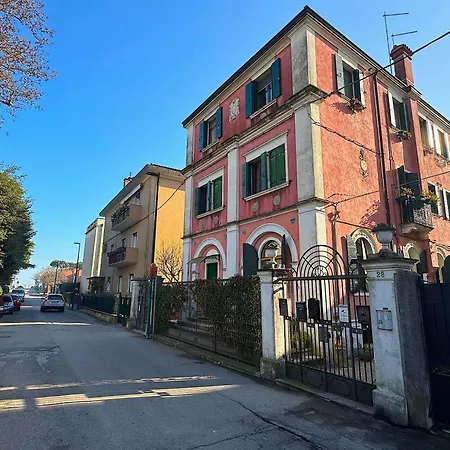 Casa Del Sole Venice Lido Sleep Up To 6, 2 Bathrooms,1 Minute From The Beach Венеция-Лидо