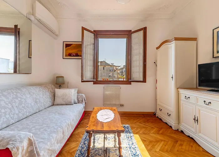 Casa Del Sole Venice Lido Sleep Up To 6, 2 Bathrooms,1 Minute From The Beach * Венеция-Лидо