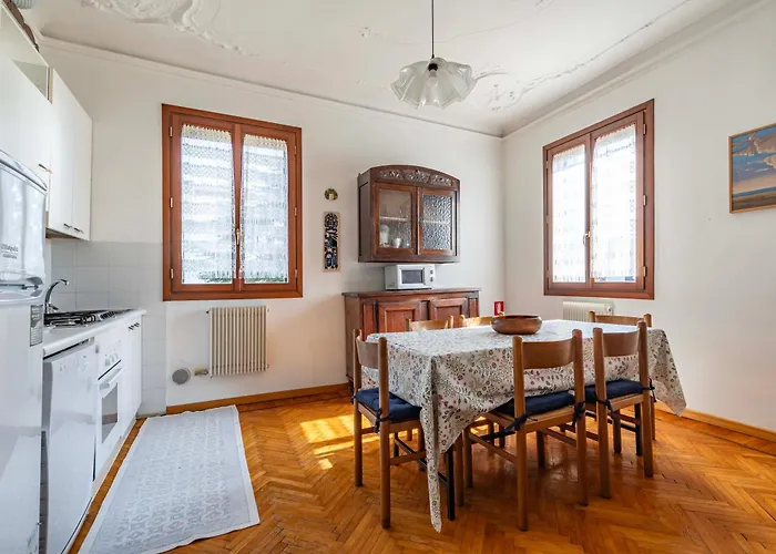 Casa Del Sole Venice Lido Sleep Up To 6, 2 Bathrooms,1 Minute From The Beach Венеция-Лидо