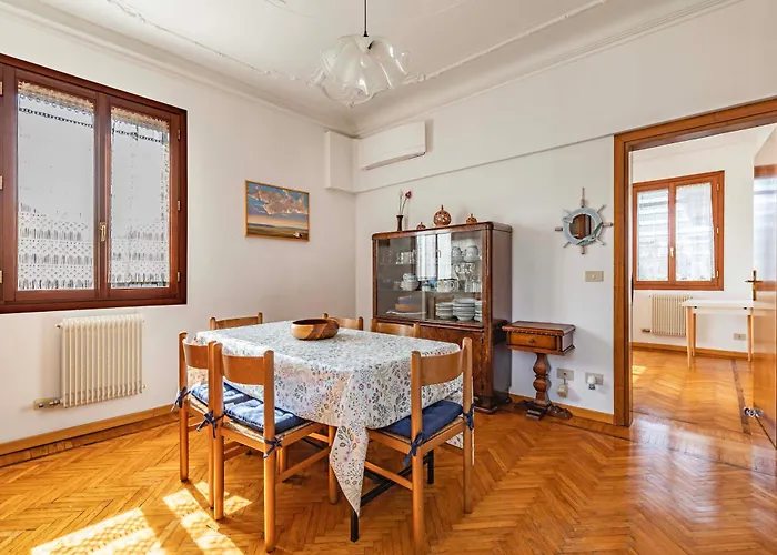 Casa Del Sole Venice Lido Sleep Up To 6, 2 Bathrooms,1 Minute From The Beach *